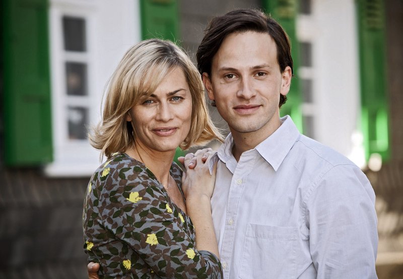 ARD FLIEGEN LERNEN, Deutschland 2012, Regie Christoph Schrewe, am Freitag (30.08.13) um 20:15 Uhr im Ersten. Eva (Gesine Cukrowski) und Hendrik (Franz Dinda) heben gemeinsam ab. – Bild: "ARD Degeto/WDR/Frank Hempel" (S 2) ARD FLIEGEN LERNEN, Deutschland 2012, Regie Christoph Schrewe, am Freitag (30.08.13) um 20:15 Uhr im Ersten. Eva (Gesine Cukrowski) und Hendrik (Franz Dinda) heben gemeinsam ab. – Bild: "ARD Degeto/WDR/Frank Hempel" (S 2)