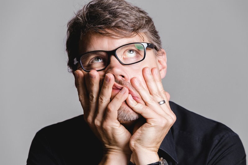 Christoph Sieber präsentiert sein neues Programm „Mensch bleiben“ während des 3satfestivals 2019. – Bild: ZDF und Tatiana Kurda.