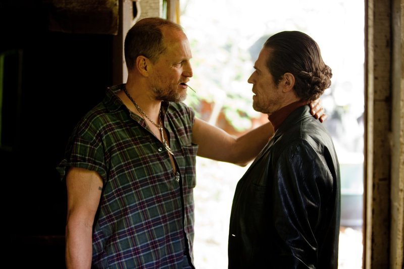 Gangsterboss Harlan DeGroat (Woody Harrelson, l.) und Buchmacher John Petty (Willem Dafoe, r.) veranstalten illegale, aber lukrative Straßenkämpfe. Eines Tages überreden sie Rodney, an einem ganz besonderen Kampf teilzunehmen … – Bild: 2012 Relativity Media Lizenzbild frei