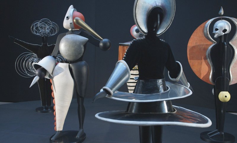 SWR Fernsehen OSKAR SCHLEMMER – MENSCHENBILDER, am Sonntag (25.01.15) um 10:25 Uhr. Figurinen des Triadischen Balletts in der Staatsgalerie Stuttgart. – Bild: SWR/Lonamedia SWR Fernsehen OSKAR SCHLEMMER – MENSCHENBILDER, am Sonntag (25.01.15) um 10:25 Uhr. Figurinen des Triadischen Balletts in der Staatsgalerie Stuttgart. – Bild: SWR/Lonamedia