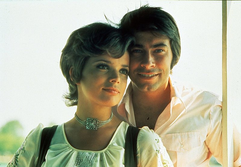 Michael (Roy Black) ist in Barbara (Uschi Glas), die Enkelin von Kapitän Jansen, verliebt. – Bild: BR/ARD Degeto Michael (Roy Black) ist in Barbara (Uschi Glas), die Enkelin von Kapitän Jansen, verliebt. – Bild: BR/ARD Degeto