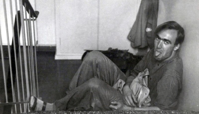 Der Student Rando Geschewski ist Ende der 1980er Jahre nur noch im Beschwerde-Modus: Er schreibt Eingabe über Eingabe – Protestbriefe an die DDR-Staatsführung – und wird plötzlich Teil einer Funktionärsreisegruppe. – Bild: NDR/Populärfilm Der Student Rando Geschewski ist Ende der 1980er Jahre nur noch im Beschwerde-Modus: Er schreibt Eingabe über Eingabe – Protestbriefe an die DDR-Staatsführung – und wird plötzlich Teil einer Funktionärsreisegruppe. – Bild: NDR/Populärfilm
