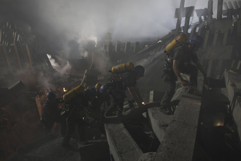 Die Rettungstrupps ersuchen verzweifelt, die Verletzten und Toten aus den Trümmern zu bergen, doch dann passiert etwas Schreckliches … – Bild: TM & © Paramount Pictures. All Rights Reserved. Lizenzbild frei