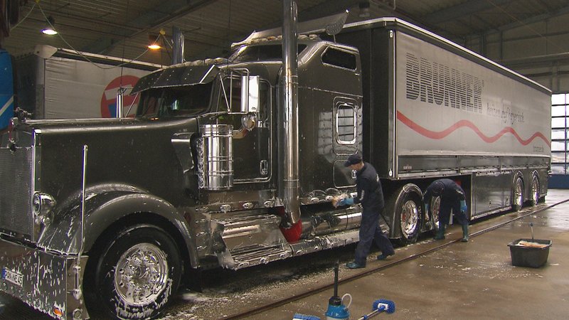 Auch große Trucks bekommen im Autohof Lohfeldener Rüssel eine Wäsche. – Bild: ZDF und Bernd Zühlke