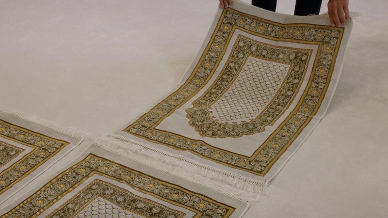 Wie in jeder anderen Moschee auch, werden in der Ibn-Rushd-Goethe-Moschee Gebetsteppiche verwendet. – Bild: ZDF und Susanne Salonen.