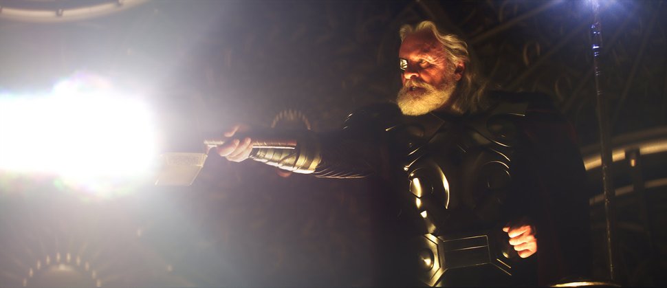 Als amtierender König demonstriert Odin (Anthony Hopkins) seine Macht und verspricht, dem ersten Würdigen die Mächte seines Sohns Thor zu geben. Für Thor eine riesige Herausforderungen… – Bild: Puls 4