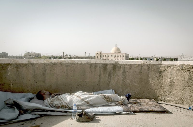 Bei den internationalen Kämpfern im syrischen Rakka handelt es sich um Freiwillige aus aller Welt, viele ohne militärische Erfahrungen. – Bild: ARTE France /​ © Pedro Brito da Fonseca