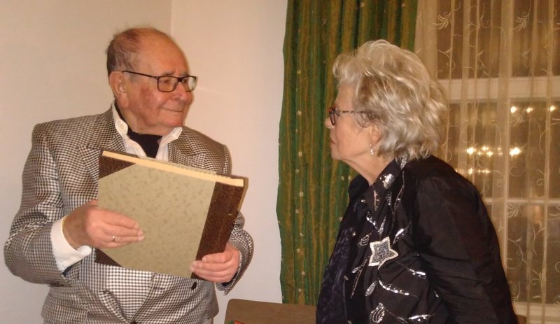 Nach über 75 Jahren hält Josef Königsberg (93) sein Briefmarkenalbum wieder in der Hand. Überreicht von Jutta Scheffzek (70), deren Vater den jüdischen Jugendlichen seinerzeit vor dem Abtransport ins Todeslager bewahrt hatte. – Bild: ZDF und Peter Hartl