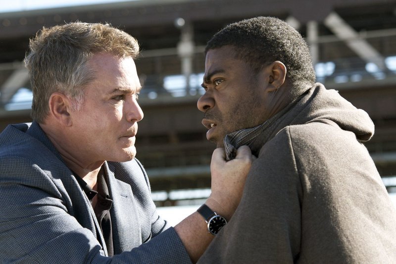 Polizeichef Marion Mathers (Ray Liotta) nimmt den unschuldigen Vincent (Tracy Morgan) in die Mangel. – Bild: ARD Degeto/​Millenium Film/​Nu Image