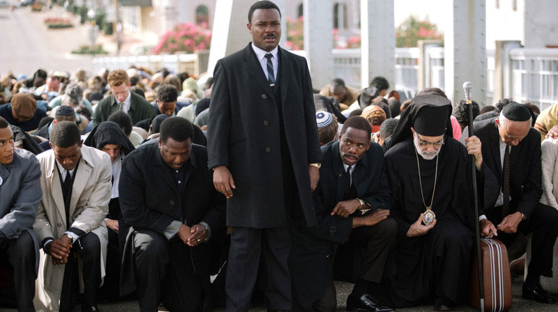Wie reagiert die Polizei? Martin Luther King (David Oyelowo, vorne) führt einen Protestmarsch an, der auf der Edmund-Pettus-Brücke zum Stehen kommt. – Bild: ARD Degeto/BR/Paramount Pictures Wie reagiert die Polizei? Martin Luther King (David Oyelowo, vorne) führt einen Protestmarsch an, der auf der Edmund-Pettus-Brücke zum Stehen kommt. – Bild: ARD Degeto/BR/Paramount Pictures