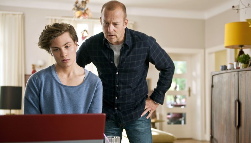 Tobias (Heino Ferch) und sein Sohn Finn (Jannik Schümann) schaut sich auf Dating-Portalen im Internet um. – Bild: ARD Degeto/​Britta Krehl