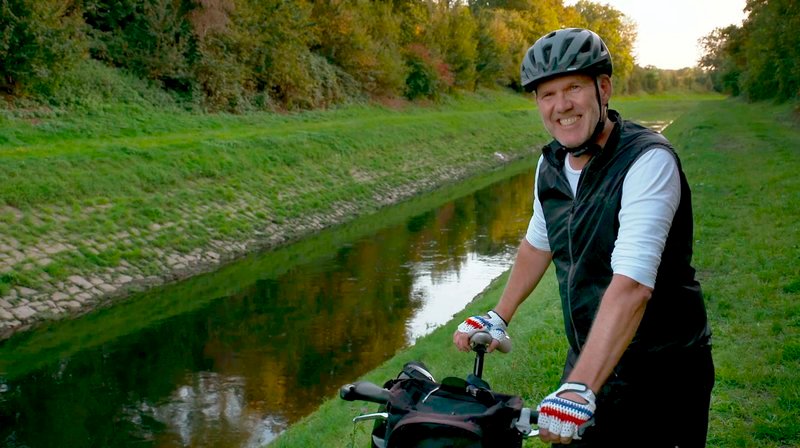 WDR Fernsehen HEIMATFLIMMERN, „Die Emscher – Das blaue Wunder“, ein Film von Clemens Gersch und Michael Wieseler, am Freitag (22.05.20) um 20:15 Uhr. Joachim Voigt, Wasserbau-Ingenieur aus Essen und begeisterter Radler auf dem Emscherradweg. © WDR, honorarfrei – Verwendung gemäß der AGB im engen inhaltlichen, redaktionellen Zusammenhang mit genannter WDR-Sendung bei Nennung „Bild: WDR“ (S2+). WDR Kommunikation/Redaktion Bild, Köln, Tel: 0221/220 -7132 oder -7133, Fax: -777132, bildredaktion@wdr.de – Bild: WDR / WDR Kommunikation/Redaktion Bild WDR Fernsehen HEIMATFLIMMERN, „Die Emscher – Das blaue Wunder“, ein Film von Clemens Gersch und Michael Wieseler, am Freitag (22.05.20) um 20:15 Uhr. Joachim Voigt, Wasserbau-Ingenieur aus Essen und begeisterter Radler auf dem Emscherradweg. © WDR, honorarfrei – Verwendung gemäß der AGB im engen inhaltlichen, redaktionellen Zusammenhang mit genannter WDR-Sendung bei Nennung „Bild: WDR“ (S2+). WDR Kommunikation/Redaktion Bild, Köln, Tel: 0221/220 -7132 oder -7133, Fax: -777132, bildredaktion@wdr.de – Bild: WDR / WDR Kommunikation/Redaktion Bild