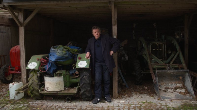 Voller Stolz: Jan Fedder sammelt alte Traktoren.
Weitere Fotos auf Anfrage. – Bild: NDR