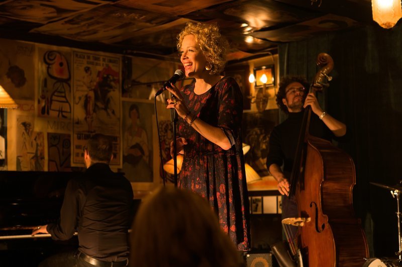 In New York hat ein Freund Sophie (Katja Riemann) einen spontanen Auftritt als Jazz-Sängerin verschafft. – Bild: ZDF und Jan Betke