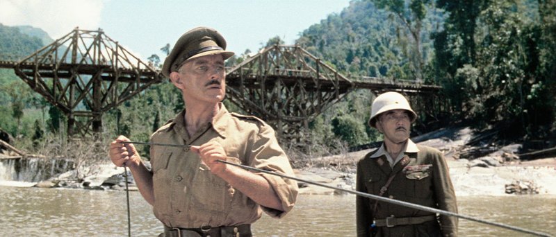 Bei ihrem täglichen Kontrollgang entdecken Oberst Nicholson (Alec Guinness, l.) und Oberst Saito (Sessue Hayakawa, r.) die Dynamitschnur und versuchen, in letzter Sekunde, die Sprengung der Brücke zu verhindern… – Bild: PREMIERE Bei ihrem täglichen Kontrollgang entdecken Oberst Nicholson (Alec Guinness, l.) und Oberst Saito (Sessue Hayakawa, r.) die Dynamitschnur und versuchen, in letzter Sekunde, die Sprengung der Brücke zu verhindern… – Bild: PREMIERE