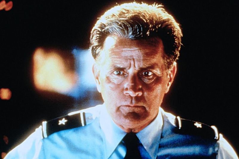General Roberts (Martin Sheen) will Orkane als Waffe nutzen. – Bild: Tele 5