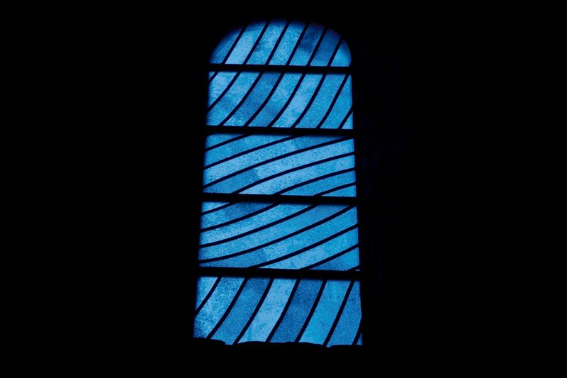 Das blaue Fenster der Klosterkirche in Conques von Pierre Soulages – Bild: ARTE France Honorarfreie Verwendung nur im Zusammenhang mit genannter Sendung und bei folgender Nennung „Bild: Sendeanstalt/Copyright“. Andere Verwendungen nur nach vorheriger Absprache: ARTE-Bildreda Das blaue Fenster der Klosterkirche in Conques von Pierre Soulages – Bild: ARTE France Honorarfreie Verwendung nur im Zusammenhang mit genannter Sendung und bei folgender Nennung „Bild: Sendeanstalt/Copyright“. Andere Verwendungen nur nach vorheriger Absprache: ARTE-Bildreda