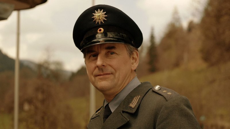 „Die letzte Grenze“: Grenzer Alfred (Johannes Silberschneider). – Bild: BR/​Butterworth und Steul Filmproduktion,2012,alle Rechte vorbehalten