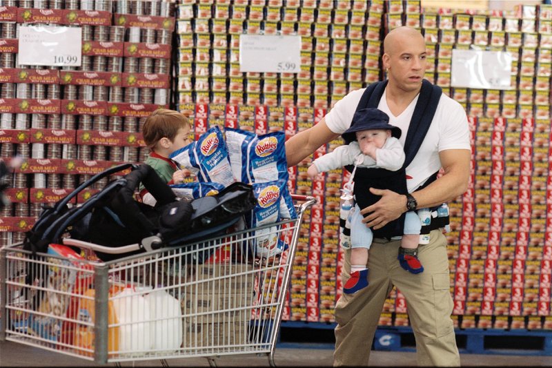 Elitesoldat Shane Wolfe (Vin Diesel) wird damit beauftragt, die Kinder des von Rebellen getöteten Professors zu schützen - dabei wird er mit Herausforderungen konfrontiert, die ihn an seine Grenze bringen... – Bild: VOX Elitesoldat Shane Wolfe (Vin Diesel) wird damit beauftragt, die Kinder des von Rebellen getöteten Professors zu schützen - dabei wird er mit Herausforderungen konfrontiert, die ihn an seine Grenze bringen... – Bild: VOX