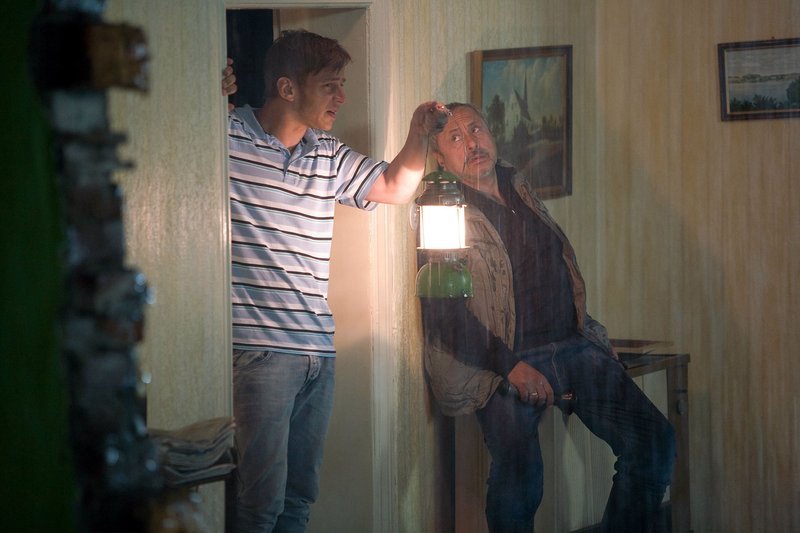Thomas Stille (Wolfgang Stumph, rechts) hält Wache. Olli (Tom Wlaschiha) leistet ihm Gesellschaft. Plötzlich trifft ein Baum das Haus. – Bild: MDR/MDR/Conny Klein Thomas Stille (Wolfgang Stumph, rechts) hält Wache. Olli (Tom Wlaschiha) leistet ihm Gesellschaft. Plötzlich trifft ein Baum das Haus. – Bild: MDR/MDR/Conny Klein