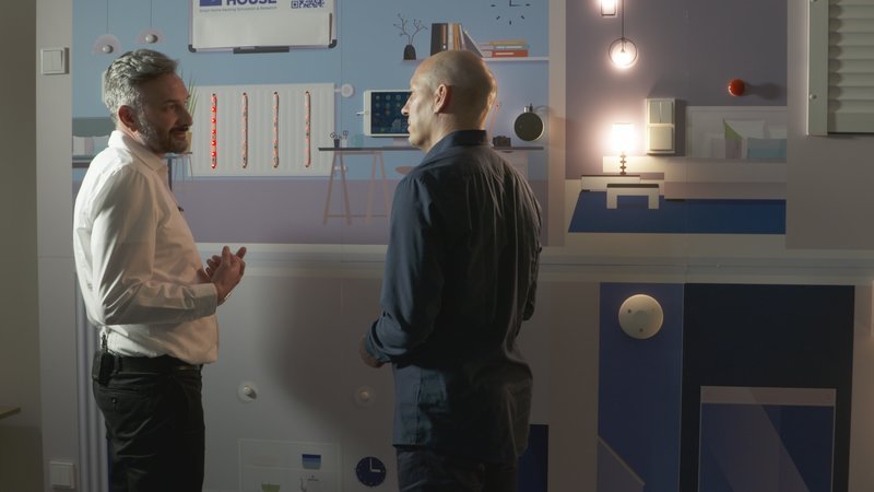 Sicherheitsexperte Marco Di Filippo (l.) erklärt „ZDFzoom“-Reporter Sebastian Galle (r.), wie angreifbar Smart Home-Technik ist. – Bild: ZDF und Daniel Meinl Sicherheitsexperte Marco Di Filippo (l.) erklärt „ZDFzoom“-Reporter Sebastian Galle (r.), wie angreifbar Smart Home-Technik ist. – Bild: ZDF und Daniel Meinl