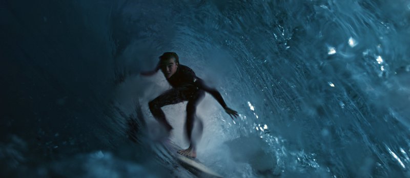 Simon (Gabin Verdet) ist mit seinen Freunden zum Surfen gefahren. Von der Tragödie, die sich danach entwickelt, ahnt noch niemand etwas. – Bild: WDR/Wild Bunch Simon (Gabin Verdet) ist mit seinen Freunden zum Surfen gefahren. Von der Tragödie, die sich danach entwickelt, ahnt noch niemand etwas. – Bild: WDR/Wild Bunch