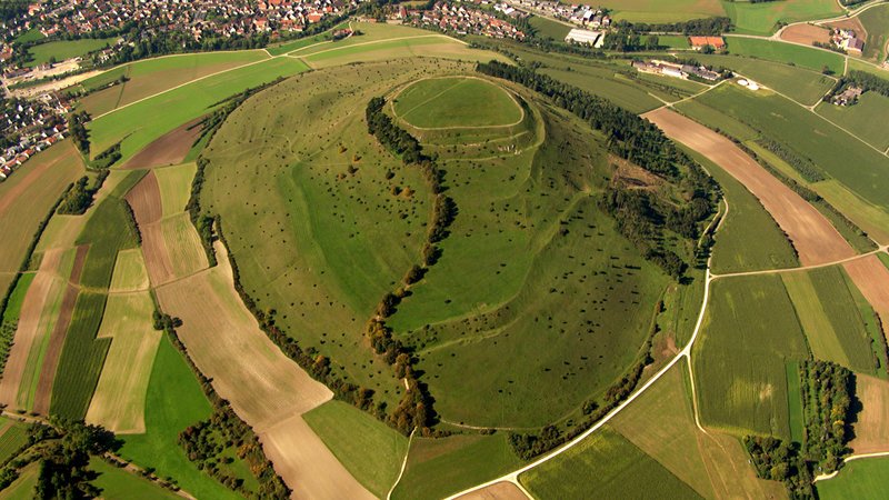 Die Bergkuppe des Ipf in der östlichen Schwäbischen Alb. – Bild: ZDF und Peter Thompson ; colourFIELD