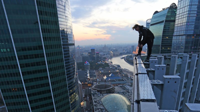 Katz- und-Mausspiel: Um Gebäude im öffentlichen Raum zu erklimmen, müssen Roofer das Wachpersonal übertölpeln. – Bild: N24 Doku