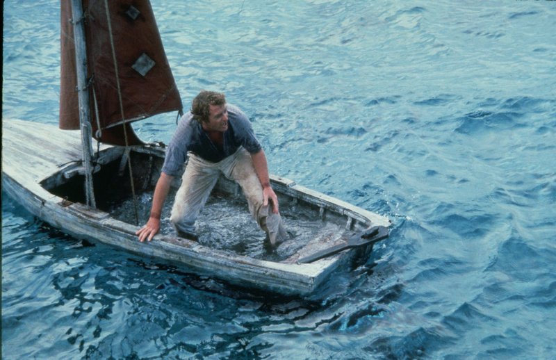 So klappt das nicht mit der Flucht von der Insel: Maynards (Michael Caine) Boot beginnt zu sinken. – Bild: ZDF und Brian Hamill