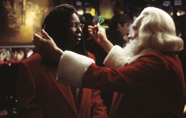 Wird es der Weihnachtsmann (Nigel Hawthorne, r.) schaffen, Lucy (Whoopi Goldberg, l.) für den Job zu gewinnen? – Bild: Disney Channel