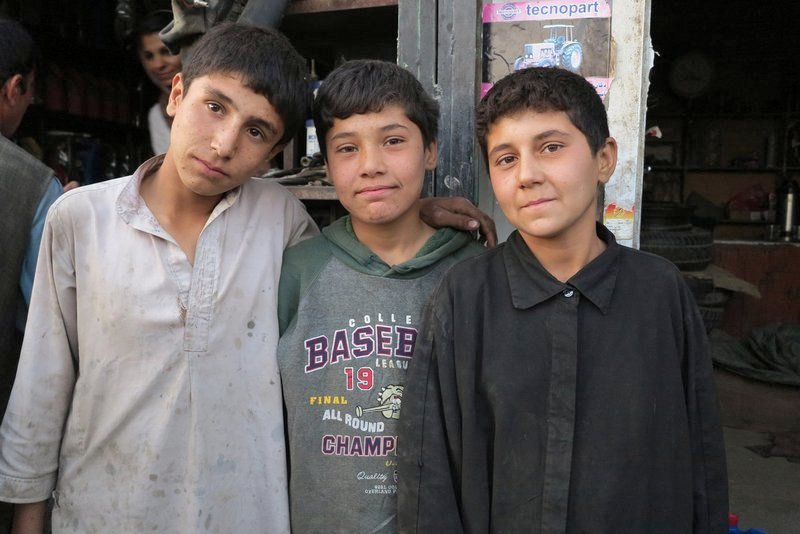 Rosmana (Mi.) und Taeba (re.) mit einem Cousin – Bild: ZDF
