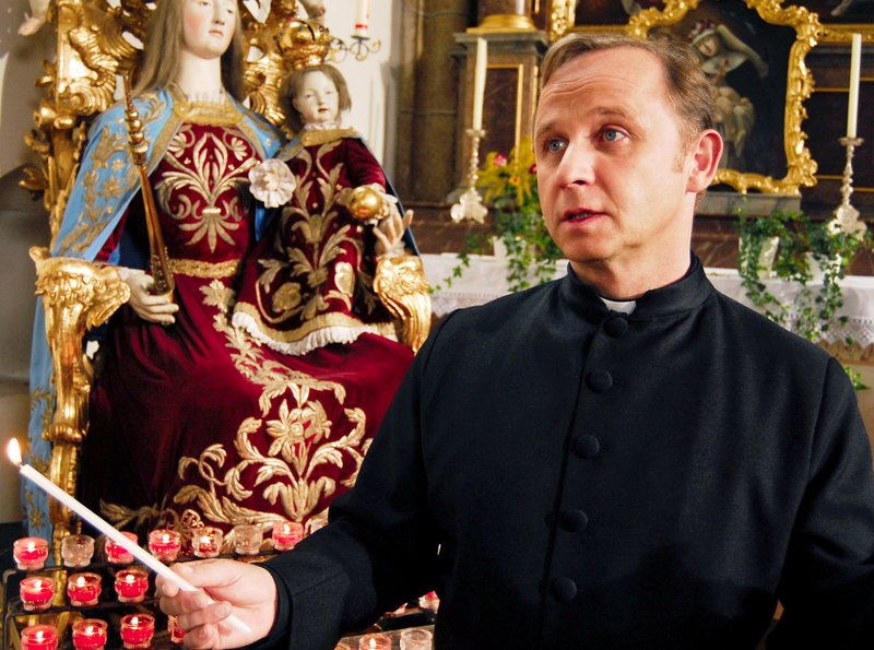 Manchmal überfällt Pfarrer Hubertus (Alexander Held) der "heilige Zorn". – Bild: ARD Degeto/BR/Hans Seidenabel / Hans Seidenabel Manchmal überfällt Pfarrer Hubertus (Alexander Held) der "heilige Zorn". – Bild: ARD Degeto/BR/Hans Seidenabel / Hans Seidenabel