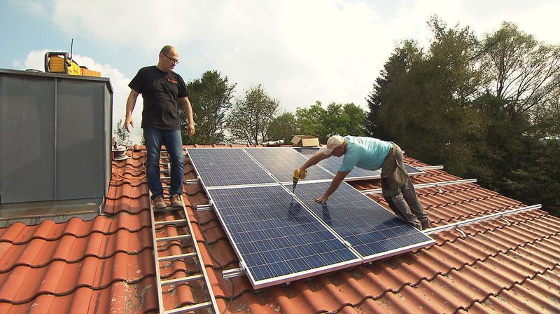 Familie Gess in Eurasburg, haben sich für eine Photovoltaik-Anlage mit Batteriespeicher entschieden. – Bild: BR/​Herbert Lehner