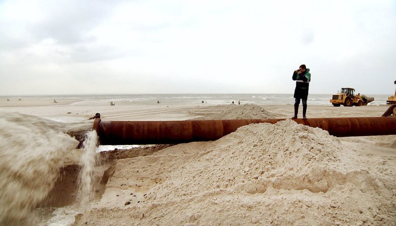 NDR Fernsehen NATURNAH: SAND FÜR SYLT, am Dienstag (03.03.15) um 18:15 Uhr. Am Strand von Hörnum sorgt Wolfgang Siegfriedt dafür, dass 200.000 Kubikmeter Sand vorgespült werden. – Bild: NDR/produktion clipart NDR Fernsehen NATURNAH: SAND FÜR SYLT, am Dienstag (03.03.15) um 18:15 Uhr. Am Strand von Hörnum sorgt Wolfgang Siegfriedt dafür, dass 200.000 Kubikmeter Sand vorgespült werden. – Bild: NDR/produktion clipart