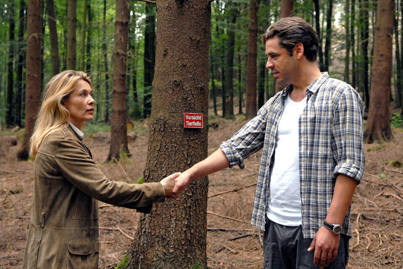 Im Wald trifft Christiane (Barbara Rudnik, l.) erneut auf ihren Nachbarn Stefan Seydlitz (Tobias Oertel, r.). – Bild: Sat.1 Eigenproduktionsbild frei Im Wald trifft Christiane (Barbara Rudnik, l.) erneut auf ihren Nachbarn Stefan Seydlitz (Tobias Oertel, r.). – Bild: Sat.1 Eigenproduktionsbild frei