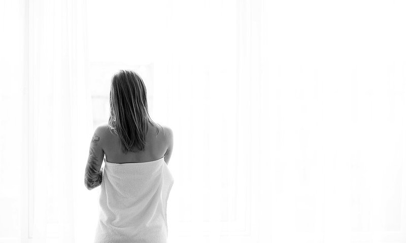 Der sehnsuchtsvolle Blick am Morgen danach. – Bild: MDR/​Blickinsfreie, René Eckert