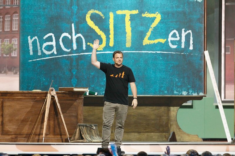 Deutschlands Hundeversteher Nummer eins ist zurück – noch gnadenloser, noch analytischer, noch lustiger. In seinem Live-Programm „nachSITZen“ begibt sich Martin Rütter erneut auf tierisch-menschliche Mission – im Auftrag der Hunde und zur Aufklärung ihrer Frauchen und Herrchen versteht sich. – Bild: RTL / Guido Engels Deutschlands Hundeversteher Nummer eins ist zurück – noch gnadenloser, noch analytischer, noch lustiger. In seinem Live-Programm „nachSITZen“ begibt sich Martin Rütter erneut auf tierisch-menschliche Mission – im Auftrag der Hunde und zur Aufklärung ihrer Frauchen und Herrchen versteht sich. – Bild: RTL / Guido Engels