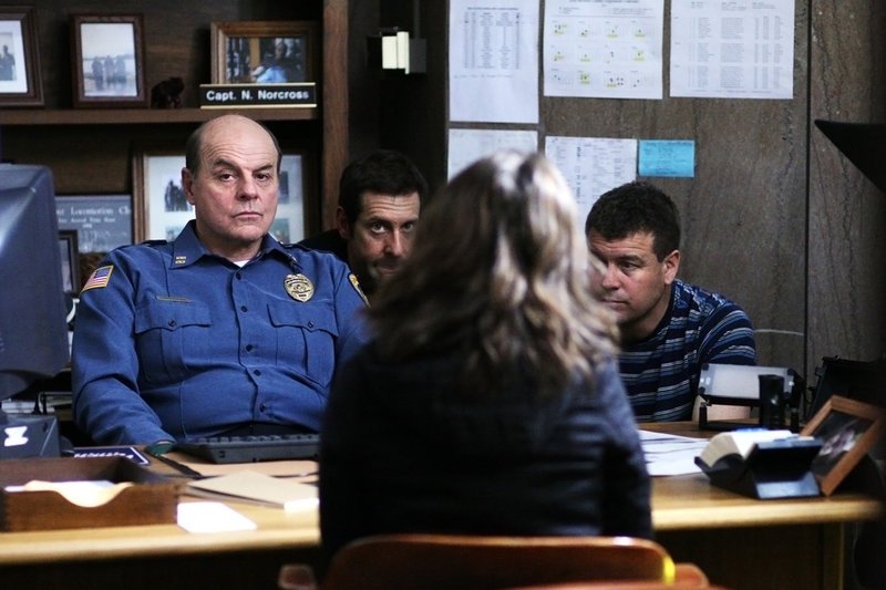 Captain Nathan Norcross (Michael Ironside) zieht bei dem schwierigen Fall Polizistin Megan Paige (Eliza Dushku) als Beraterin hinzu. – Bild: Tele 5