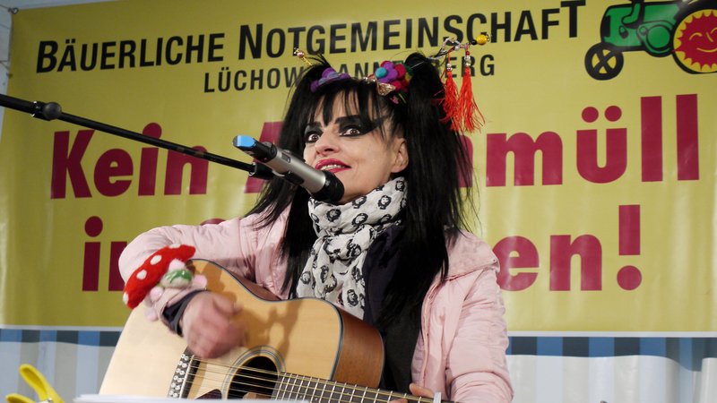 Nina Hagen mit Gitarre vor Mikro. – Bild: ORF