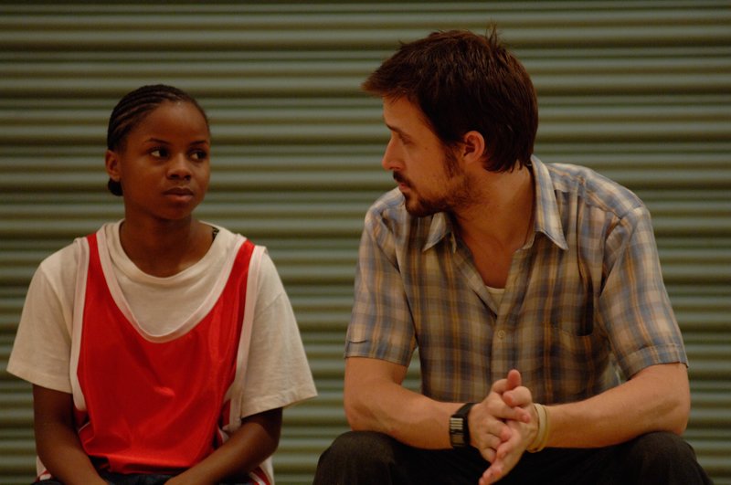 Hollywood-Star Ryan Gosling glänzt als engagierter Lehrer afro-amerikanischer Schüler. Aufwühlendes Drama von US-Regisseur Ryan Fleck. Der junger, ambitionierter Geschichtslehrer Dan (Ryan Gosling) muss sich mit der harten Realität in einer überwiegend von Afro-Amerikanern besuchten Schule auseinandersetzen. Dan versucht den Jugendlichen, deren Lebensrealität von Gewalt und Armut geprägt ist, neue Perspektiven zu eröffnen. Doch gleichzeitig ist auch er selbst noch auf der Suche nach seinem Platz im Leben und kämpft mit schweren Problemen. Das ist die Ausgangslage des intensiven, provokativen Dramas „Half Nelson“ von US-Regisseur Ryan Fleck. Shooting-Star Ryan Gosling in der Parade-Rolle des Lehrers stellt erneut unter Beweis, dass er zu den talentiertesten jungen Schauspielern Hollywoods zählt. – Bild: Servus TV Hollywood-Star Ryan Gosling glänzt als engagierter Lehrer afro-amerikanischer Schüler. Aufwühlendes Drama von US-Regisseur Ryan Fleck. Der junger, ambitionierter Geschichtslehrer Dan (Ryan Gosling) muss sich mit der harten Realität in einer überwiegend von Afro-Amerikanern besuchten Schule auseinandersetzen. Dan versucht den Jugendlichen, deren Lebensrealität von Gewalt und Armut geprägt ist, neue Perspektiven zu eröffnen. Doch gleichzeitig ist auch er selbst noch auf der Suche nach seinem Platz im Leben und kämpft mit schweren Problemen. Das ist die Ausgangslage des intensiven, provokativen Dramas „Half Nelson“ von US-Regisseur Ryan Fleck. Shooting-Star Ryan Gosling in der Parade-Rolle des Lehrers stellt erneut unter Beweis, dass er zu den talentiertesten jungen Schauspielern Hollywoods zählt. – Bild: Servus TV