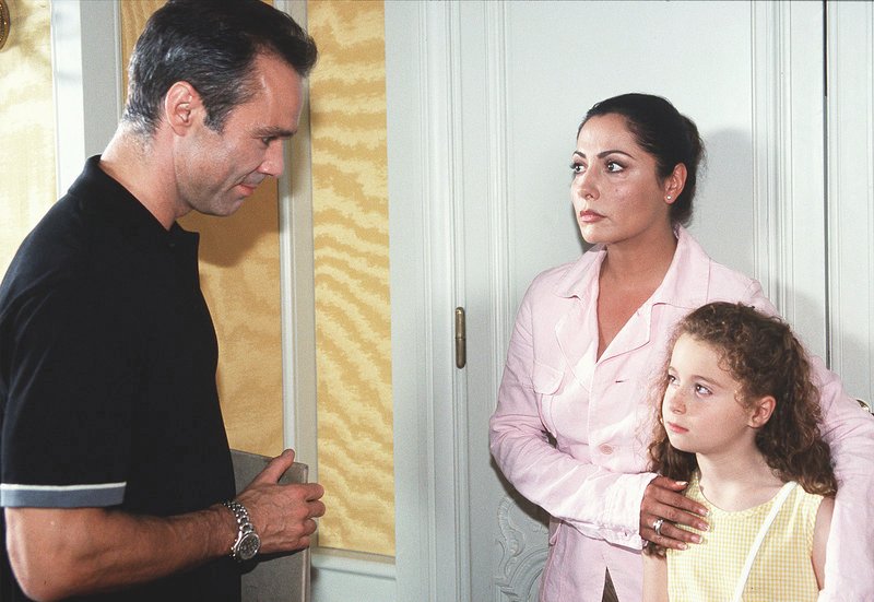 Pia Brandt (Simone Thomalla, Mitte) versucht vor dem charmanten Landschaftsarchitekten Philip (Hannes Jaenicke) zu verbergen, dass die kleine Lea (Pamela Marquard) ihre Tochter ist. – Bild: NDR/Degeto/Christiane Pausch Pia Brandt (Simone Thomalla, Mitte) versucht vor dem charmanten Landschaftsarchitekten Philip (Hannes Jaenicke) zu verbergen, dass die kleine Lea (Pamela Marquard) ihre Tochter ist. – Bild: NDR/Degeto/Christiane Pausch