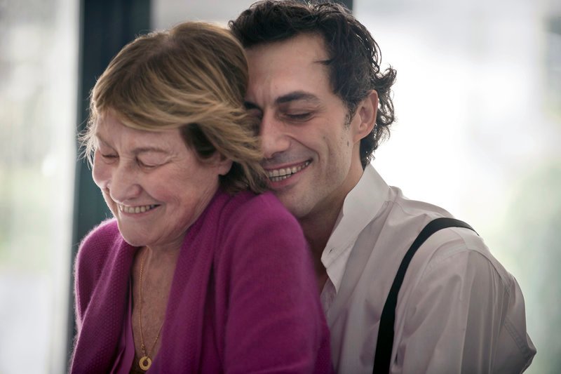 Nach dem Tod des Vaters hält die Familie erst recht zusammen: Ludovic (Filippo Timi) mit seiner Mutter (Marisa Borini). – Bild: ARTE France /​ © Ad Vitam