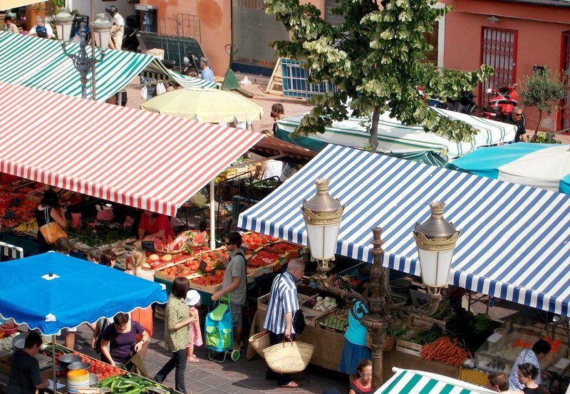 Nizzas Blumen- und Gemüsemarkt auf der Cours Saley. – Bild: PHOENIX/​MDR/​SWR/​Ulrike Becker