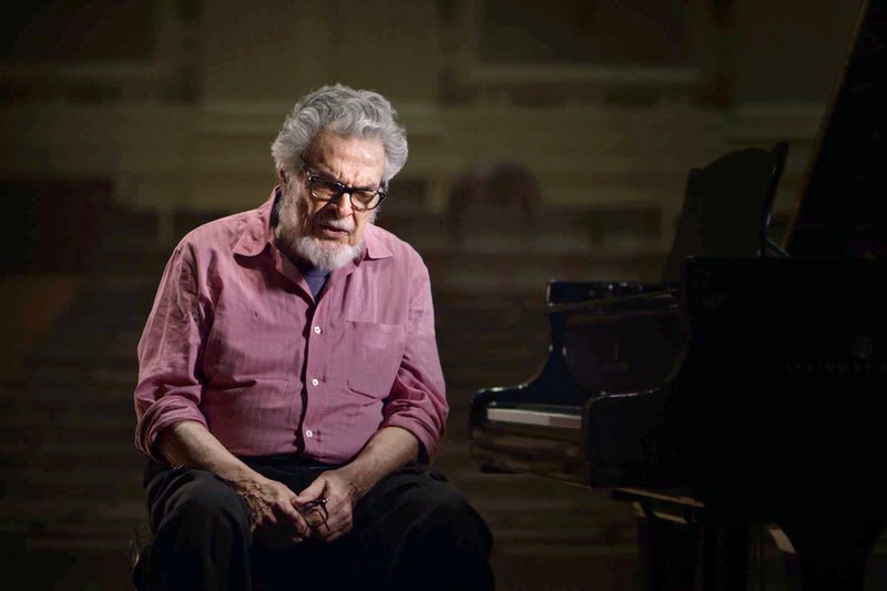 Der Pianist und Dirigent Leon Fleisher erinnert sich an seinen Lehrer Artur Schnabel. – Bild: RBB /​ © Michael Marius Pessah/​3B-Produktion