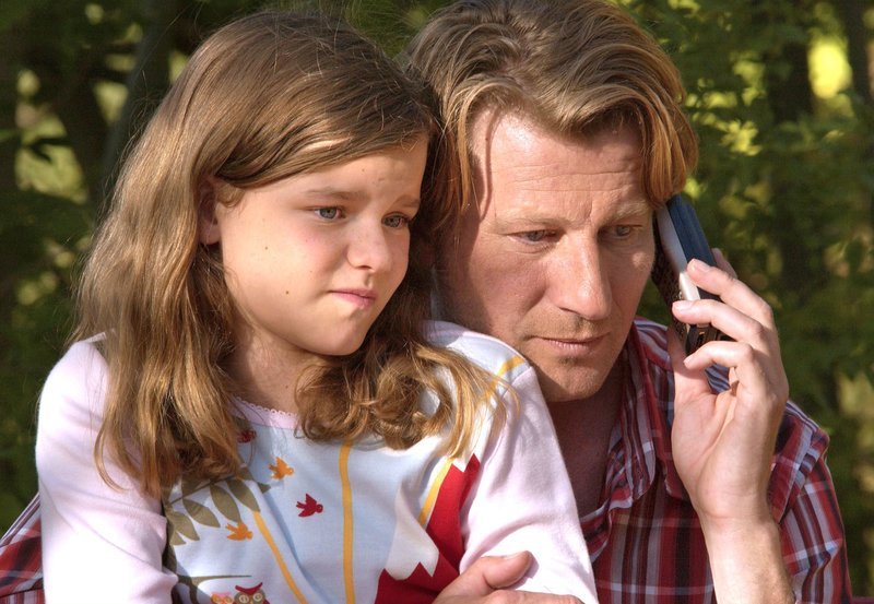 Nick (Michael von Au) und seine Tochter Isabelle (Luisa Neuhäuser) erkundigen sich nach Annas Befinden, die nach der Geburt ihrer zweiten Tochter noch im Krankenhaus ist. – Bild: ARD Degeto/​ARD Degeto/​Reiner Bajo