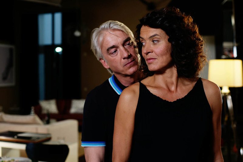 Erst spät erkennt Silke (Ulrike Folkerts, r.), dass ihre Ehe mit Richard (Christoph M. Ohrt, l.) auf Lug und Betrug aufgebaut ist … – Bild: Sat.1 Eigenproduktionsbild frei