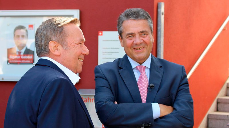 Roland Kaiser (l) und Außenminister Sigmar Gabriel sind SPD-Genossen und alte Freunde. Sie treffen sich regelmäßig zu persönlichen Gesprächen. – Bild: WDR/​Horst Mühlenbeck