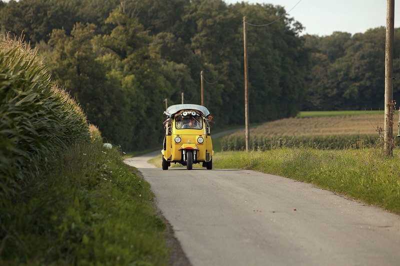 Ben (Sven Gielnik) hat ein altes Moped zu einem Tuktuk umgebaut, mit dem er durch Endlingen tuckert. – Bild: SWR/Bavaria Fernsehproduktion/Daniela Incoronato Ben (Sven Gielnik) hat ein altes Moped zu einem Tuktuk umgebaut, mit dem er durch Endlingen tuckert. – Bild: SWR/Bavaria Fernsehproduktion/Daniela Incoronato