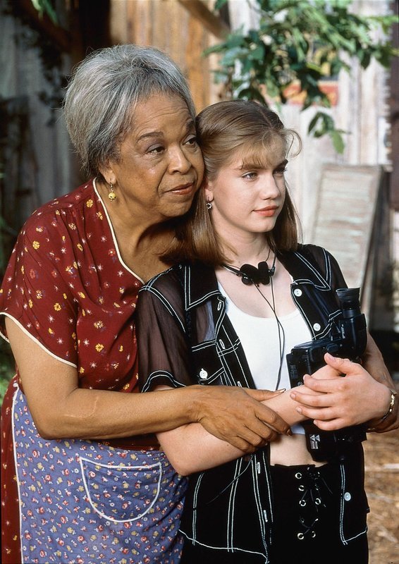 Die ungewöhnliche Freundschaft zwischen Lilly (Della Reese, l.) und Gina (Anna Chlumsky) versöhnt die Mitglieder zweier Familien. – Bild: VOX