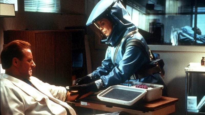 Präsident Howard (Bruce Boxleitner) wird Opfer eines Attentats. Er wird mit einem Virus infiziert. Die beste Virologin Dr. Diane Landis (Megan Gallagher) wird zu Rate gezogen..Präsident Howard (Bruce Boxleitner) wird Opfer eines Attentats. Er wird mit einem Virus infiziert. Die beste Virologin Dr. Diane Landis (Megan Gallagher) wird zu Rate gezogen.. – Bild: RTL Zwei Präsident Howard (Bruce Boxleitner) wird Opfer eines Attentats. Er wird mit einem Virus infiziert. Die beste Virologin Dr. Diane Landis (Megan Gallagher) wird zu Rate gezogen..Präsident Howard (Bruce Boxleitner) wird Opfer eines Attentats. Er wird mit einem Virus infiziert. Die beste Virologin Dr. Diane Landis (Megan Gallagher) wird zu Rate gezogen.. – Bild: RTL Zwei